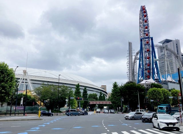 白山通りから東京ドームを望む