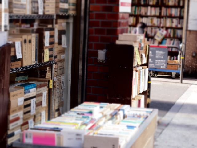 神保町の古書店の店先