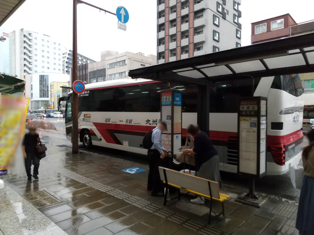 大波止バス停を発車していく高速バス「九州号」