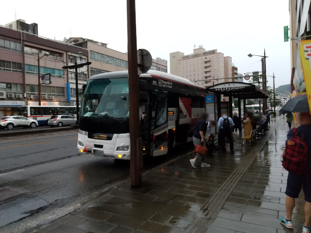 大波止バス停に停車する高速バス「九州号」