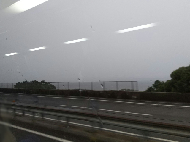 高速バス「九州号」の大村付近の雨の車窓