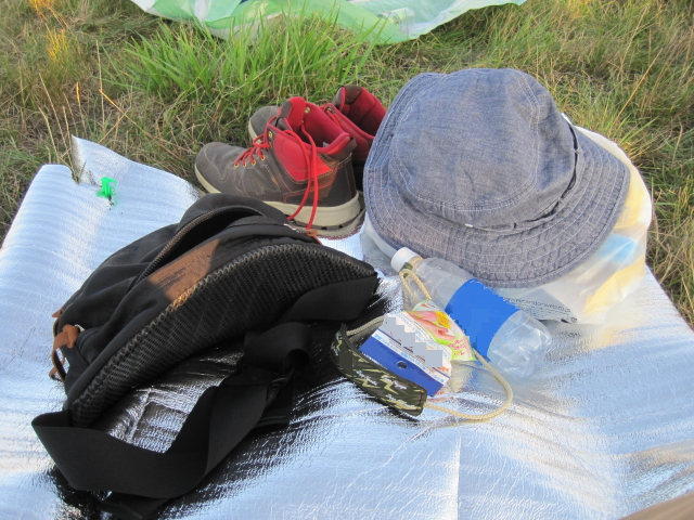 2014年の音楽フェスRising Sun Rock Festivalに参加したときの荷物。小型バッグ「テールメイト」と帽子だけ。