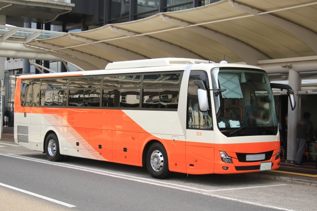 空港リムジンバスの車両(オレンジ色と白色の塗装)
