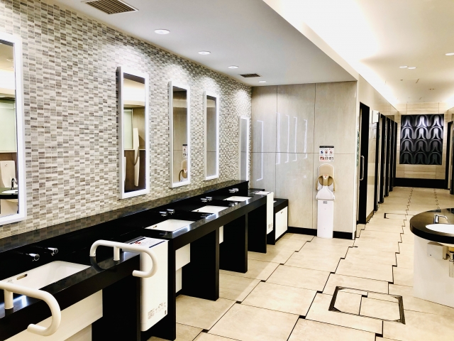 成田空港の広々としたトイレの洗面所