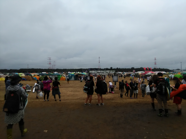 音楽フェスRising Sun Rock Festival 2018の会場。今にも雨が降り出しそうな曇り空。