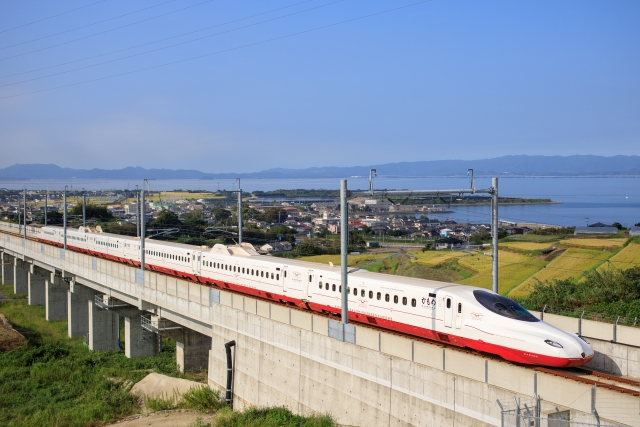 大村湾を望みながら疾走する西九州新幹線かもめ
